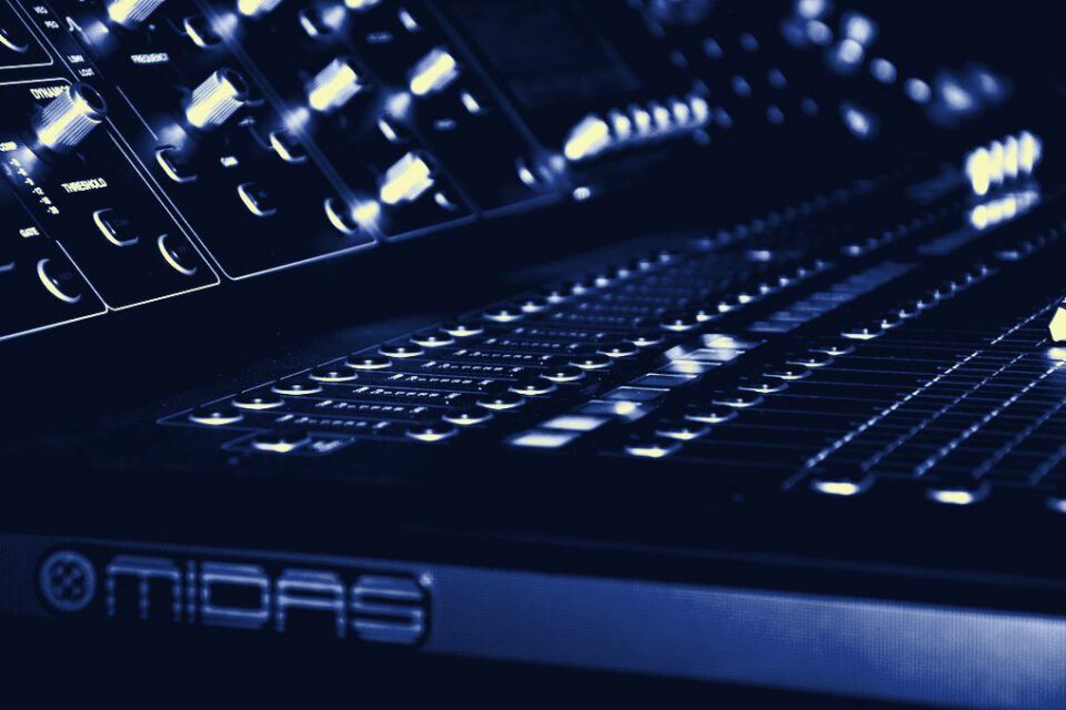 Digitales Mischpult von Midas mit beleuchteten Reglern