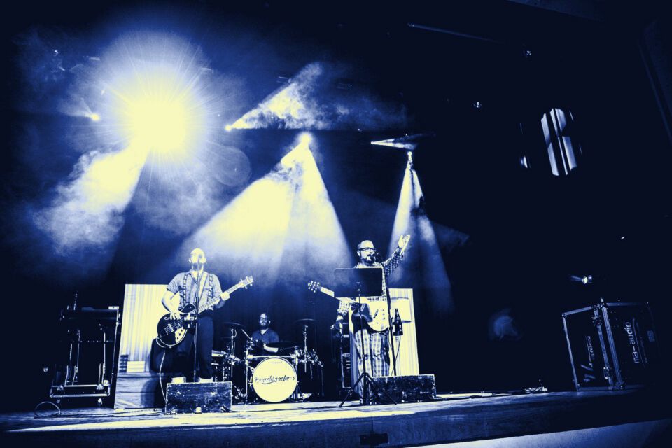 Band spielt im Gegenlicht auf der Bühne