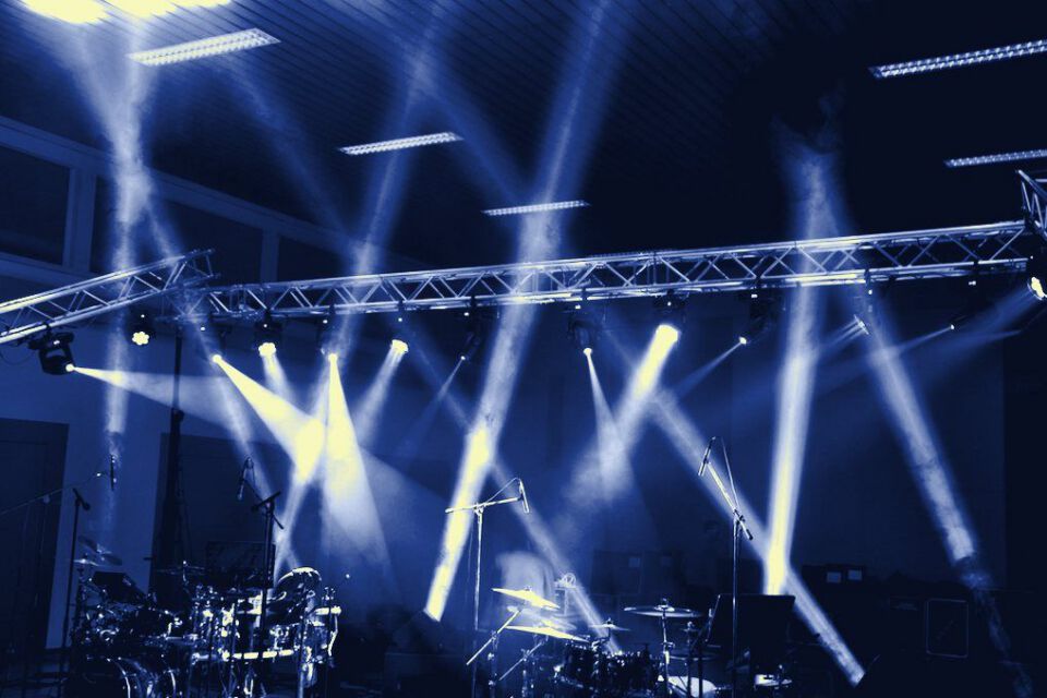 Lichtshow mit Moving Heads an der Traverse